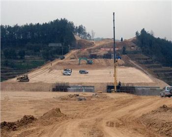 解答成都沖擊壓路機在路基中的作用